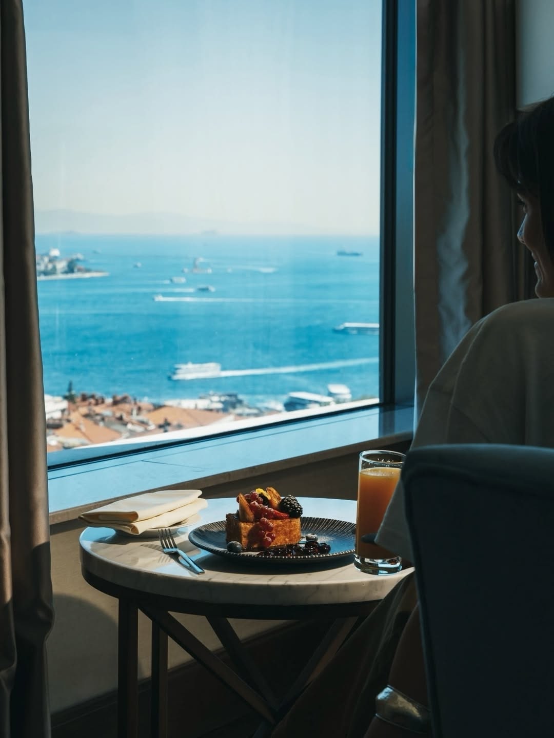 Summit Bar & Terrace, Conrad İstanbul Bosphorus restoranında yemek ve atmosfer