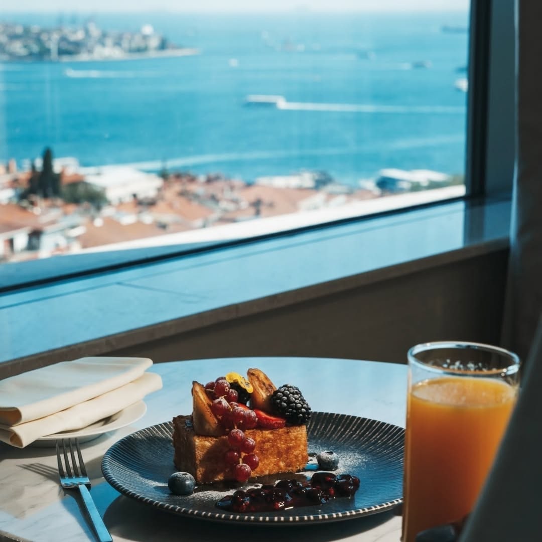 Summit Bar & Terrace, Conrad İstanbul Bosphorus restoranında yemek ve atmosfer