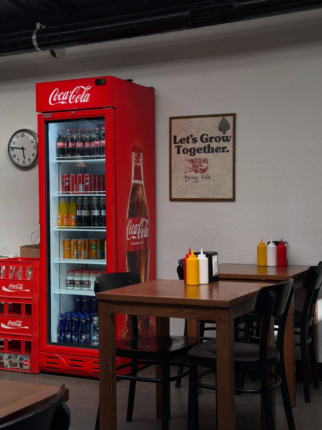 Supernormal Burger restoranının özenli iç mekânı ve atmosferi