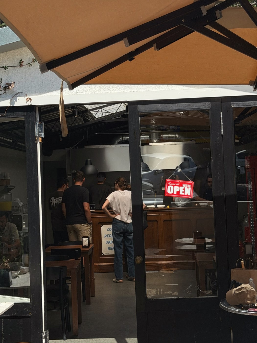 Supernormal Burger restoranının özenli iç mekânı ve atmosferi