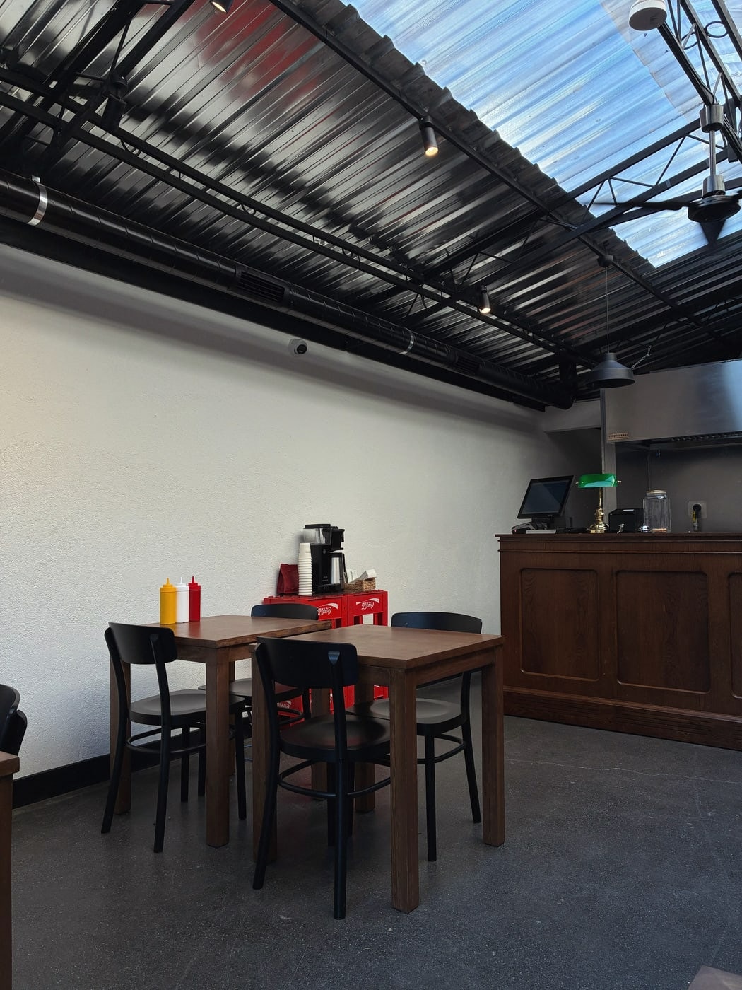 Supernormal Burger restoranının özenli iç mekânı ve atmosferi