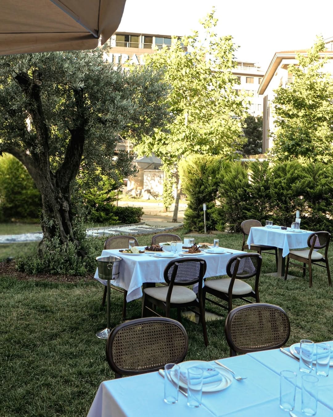 Tek Kebapçı restoranının özenli iç mekânı ve atmosferi