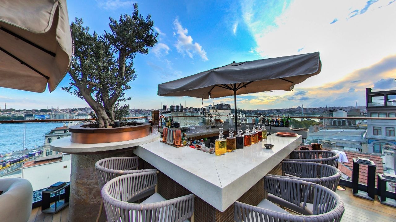 Restaurant atmosphere at The Bank Roof Bar