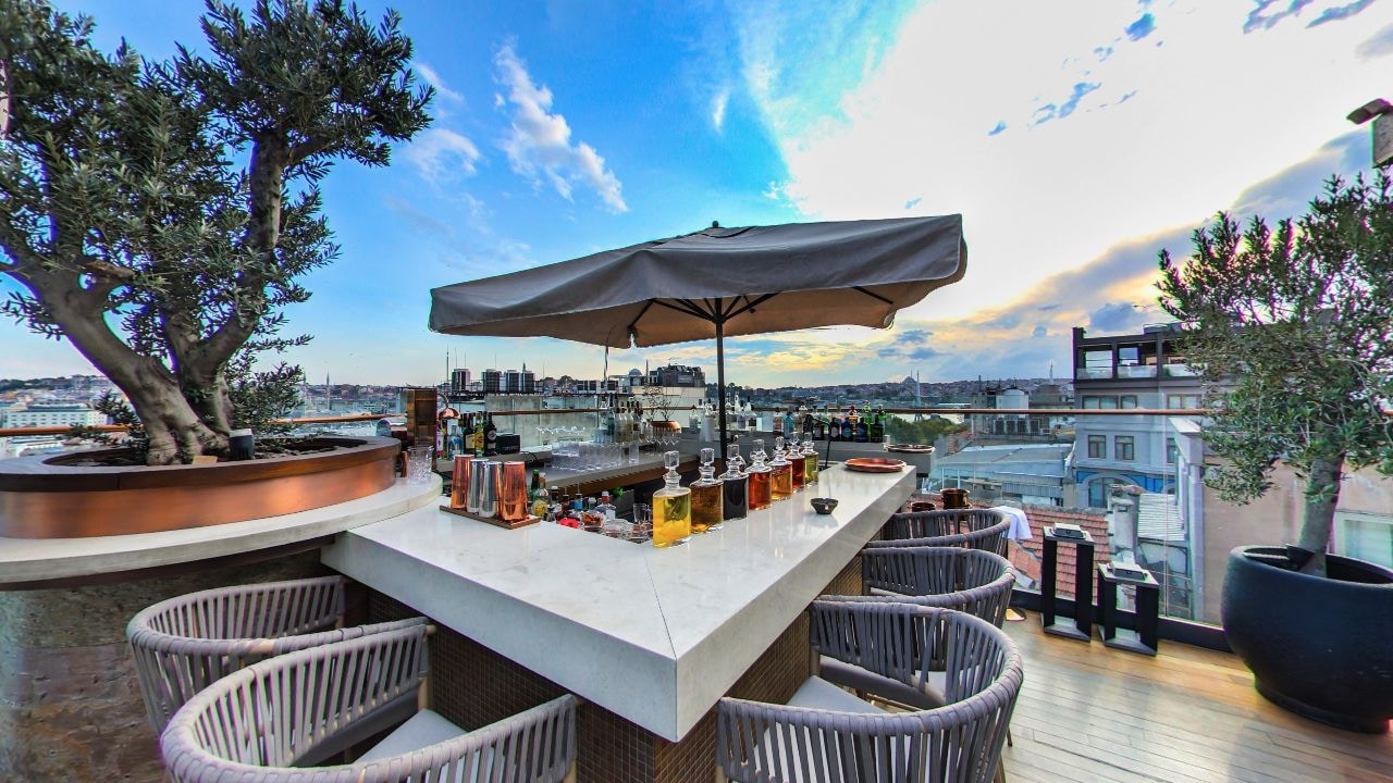 Restaurant atmosphere at The Bank Roof Bar