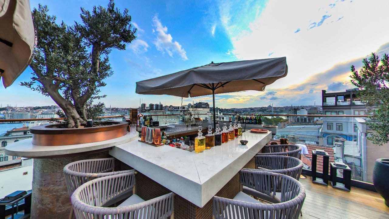 Restaurant atmosphere at The Bank Roof Bar