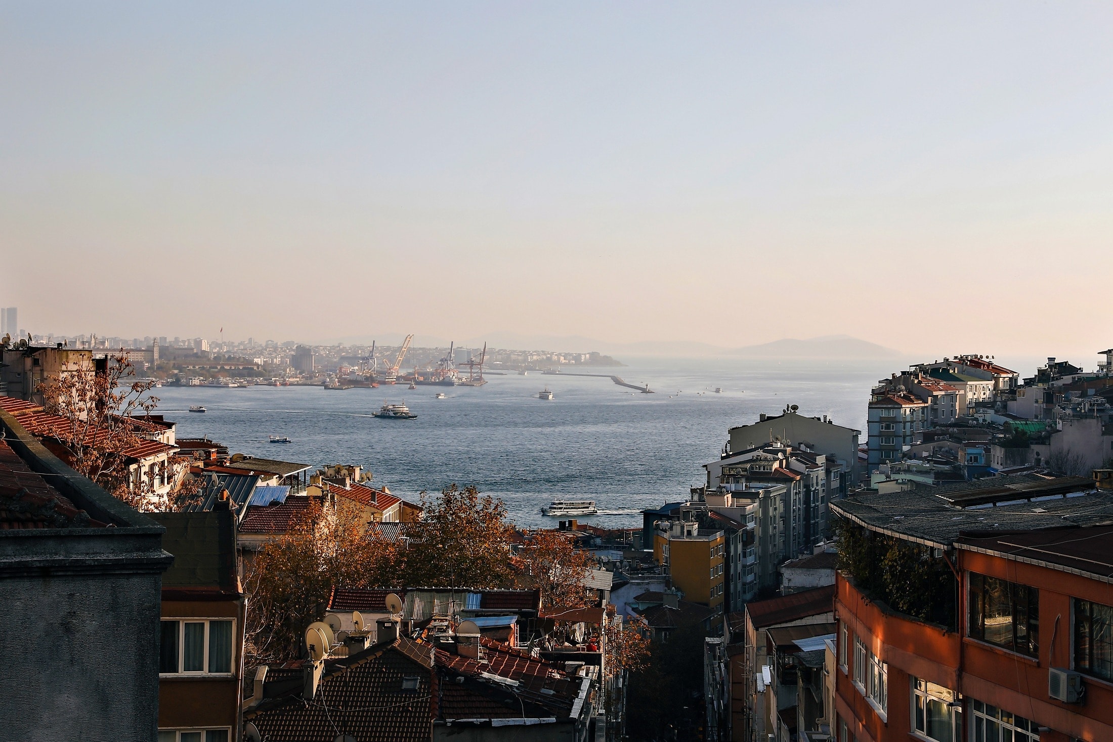The Oven Brasserie & Terrace restoranının iç mekânı ve atmosferi