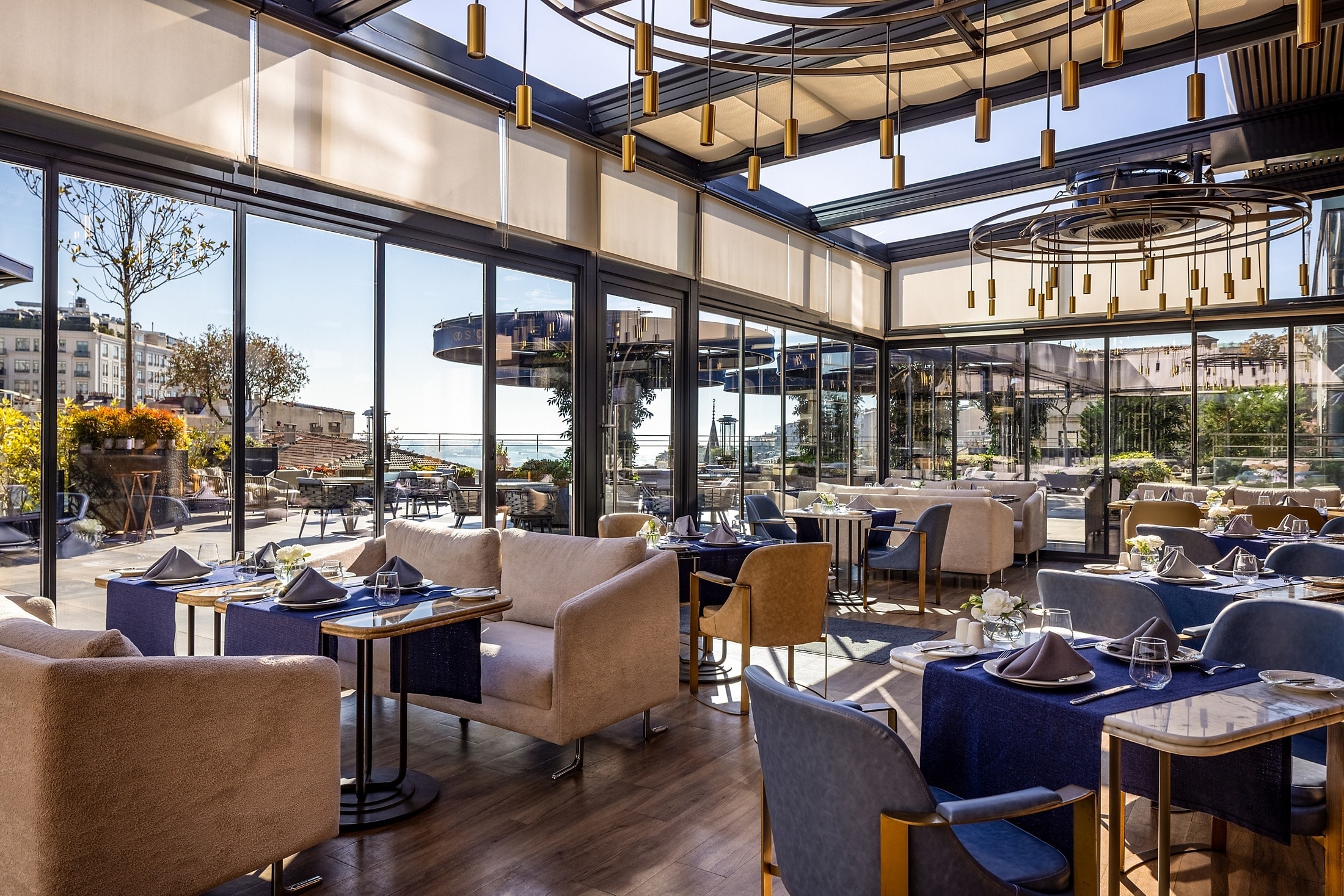 The Oven Brasserie & Terrace restoranının iç mekânı ve atmosferi