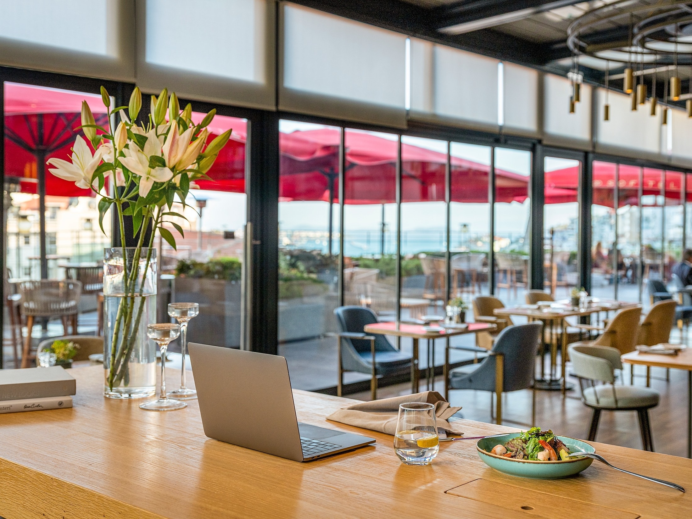 The Oven Brasserie & Terrace restoranının iç mekânı ve atmosferi