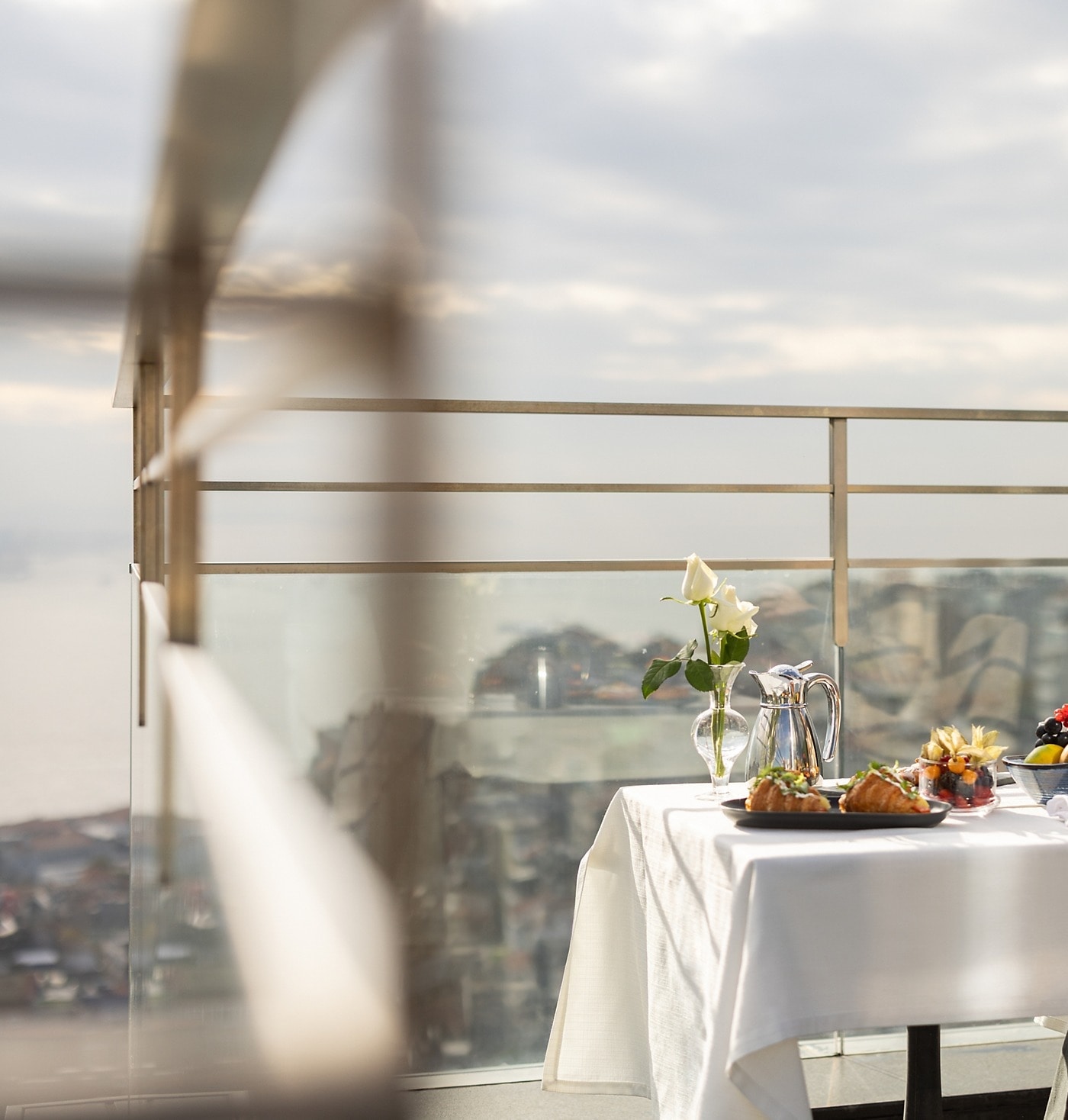 The Oven Brasserie & Terrace restoranının iç mekânı ve atmosferi