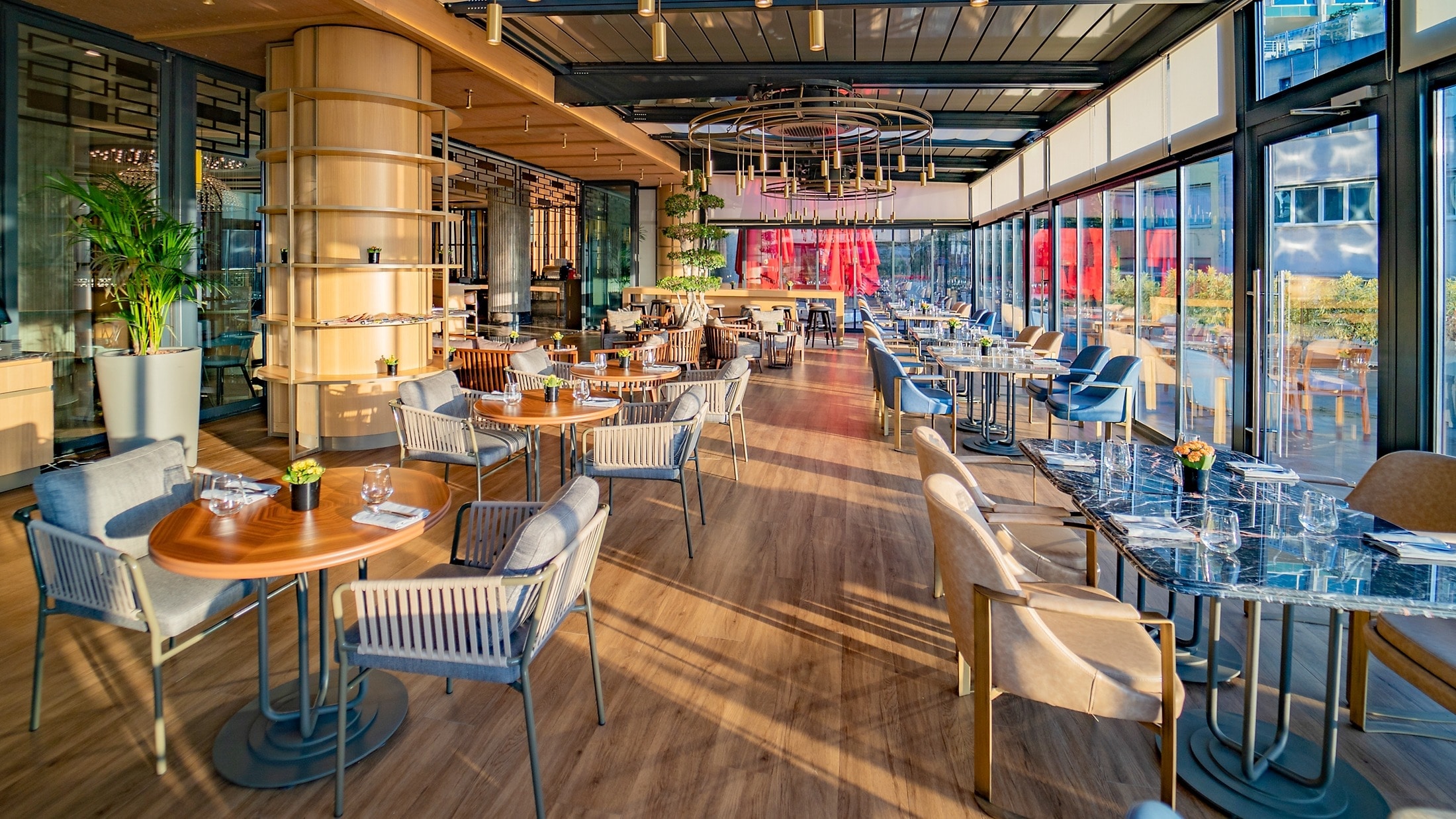 The Oven Brasserie & Terrace restoranının iç mekânı ve atmosferi