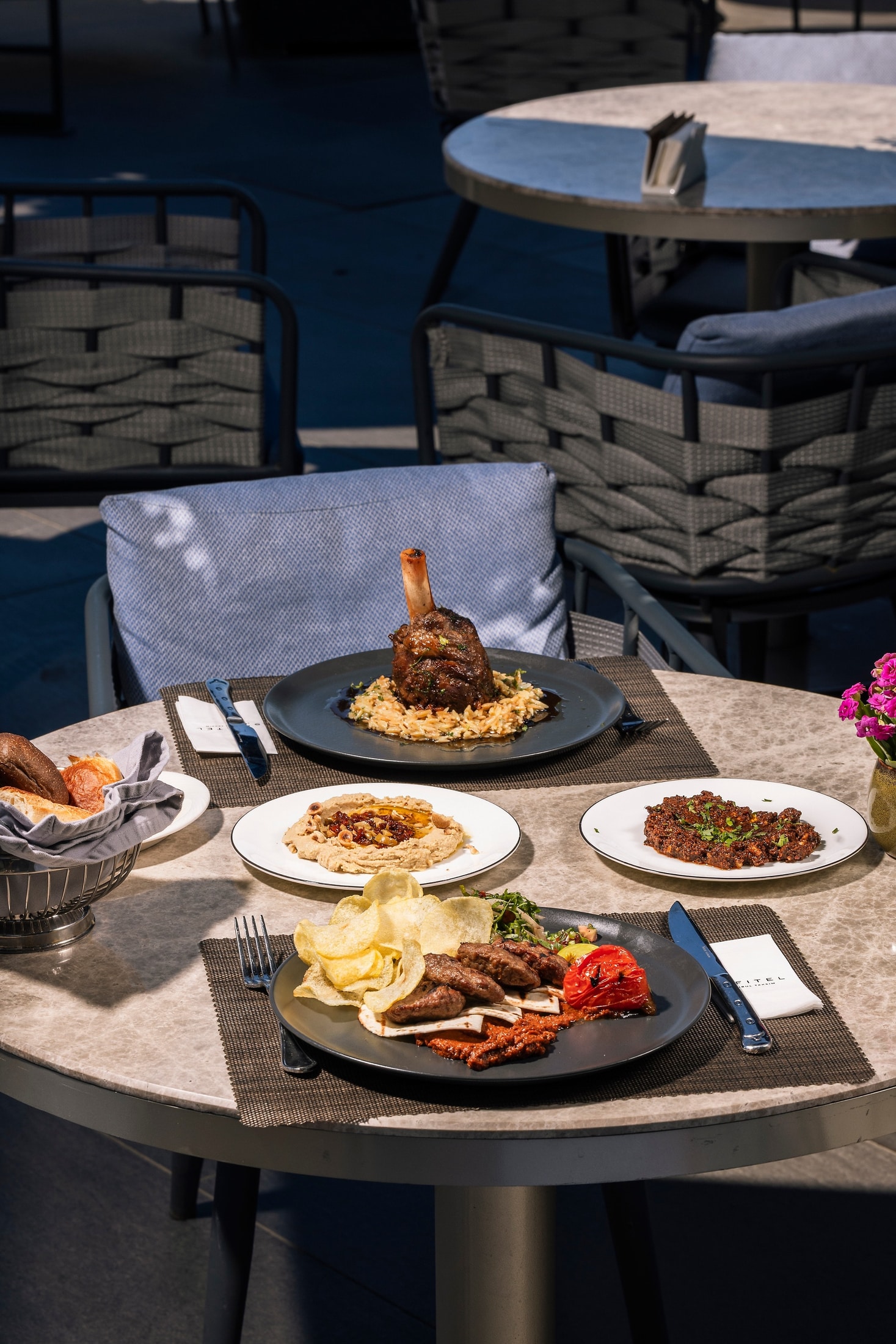 The Oven Brasserie & Terrace mutfağından özenli bir tabak sunumu