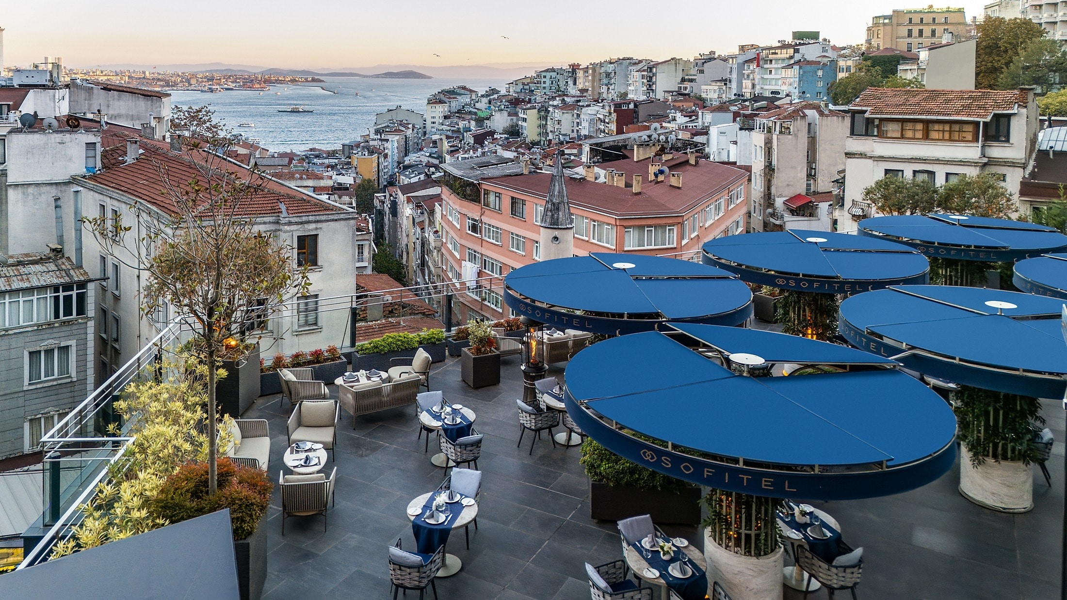 The Oven Brasserie & Terrace restoranının iç mekânı ve atmosferi