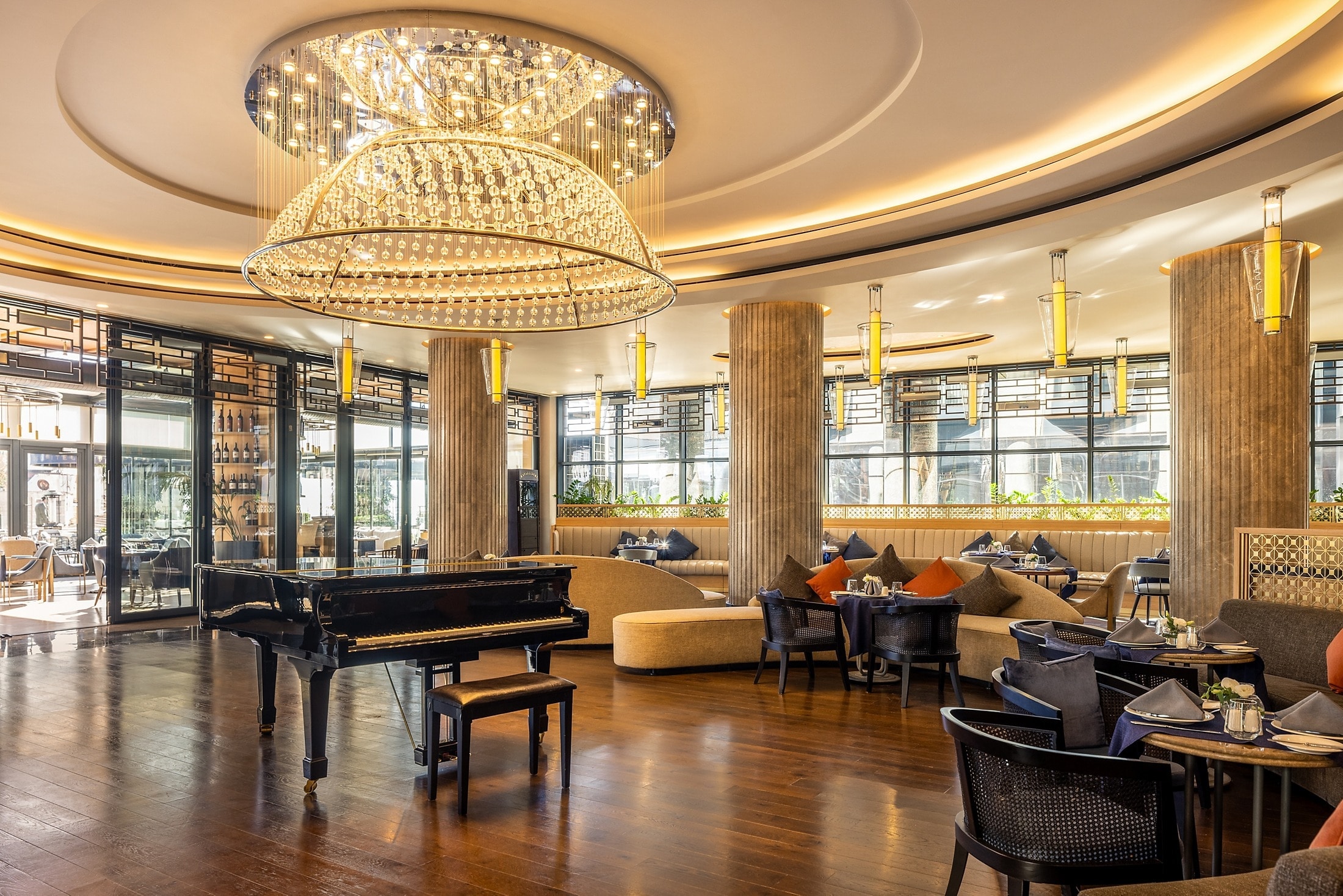 The Oven Brasserie & Terrace restoranının iç mekânı ve atmosferi