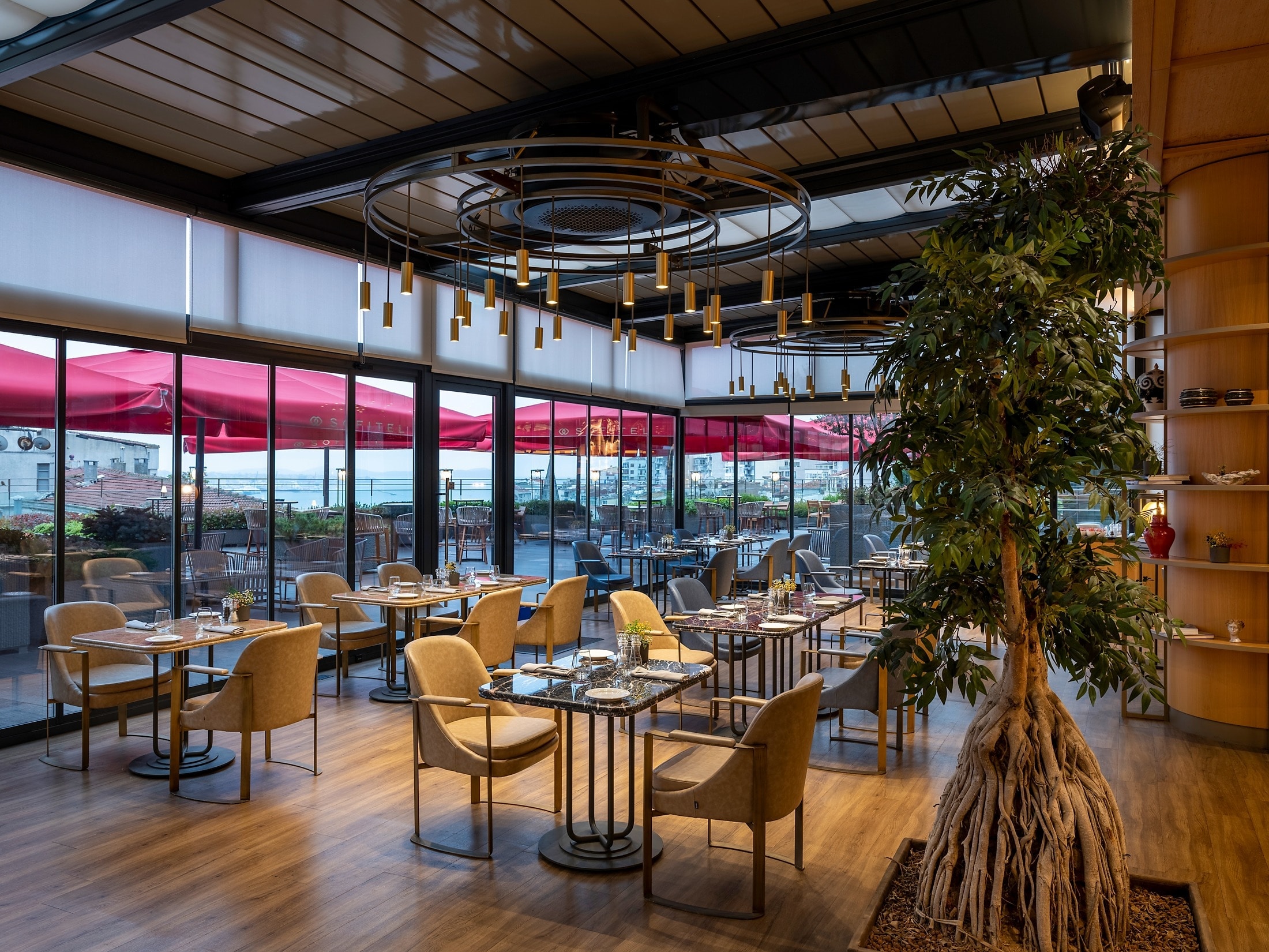 The Oven Brasserie & Terrace restoranının iç mekânı ve atmosferi