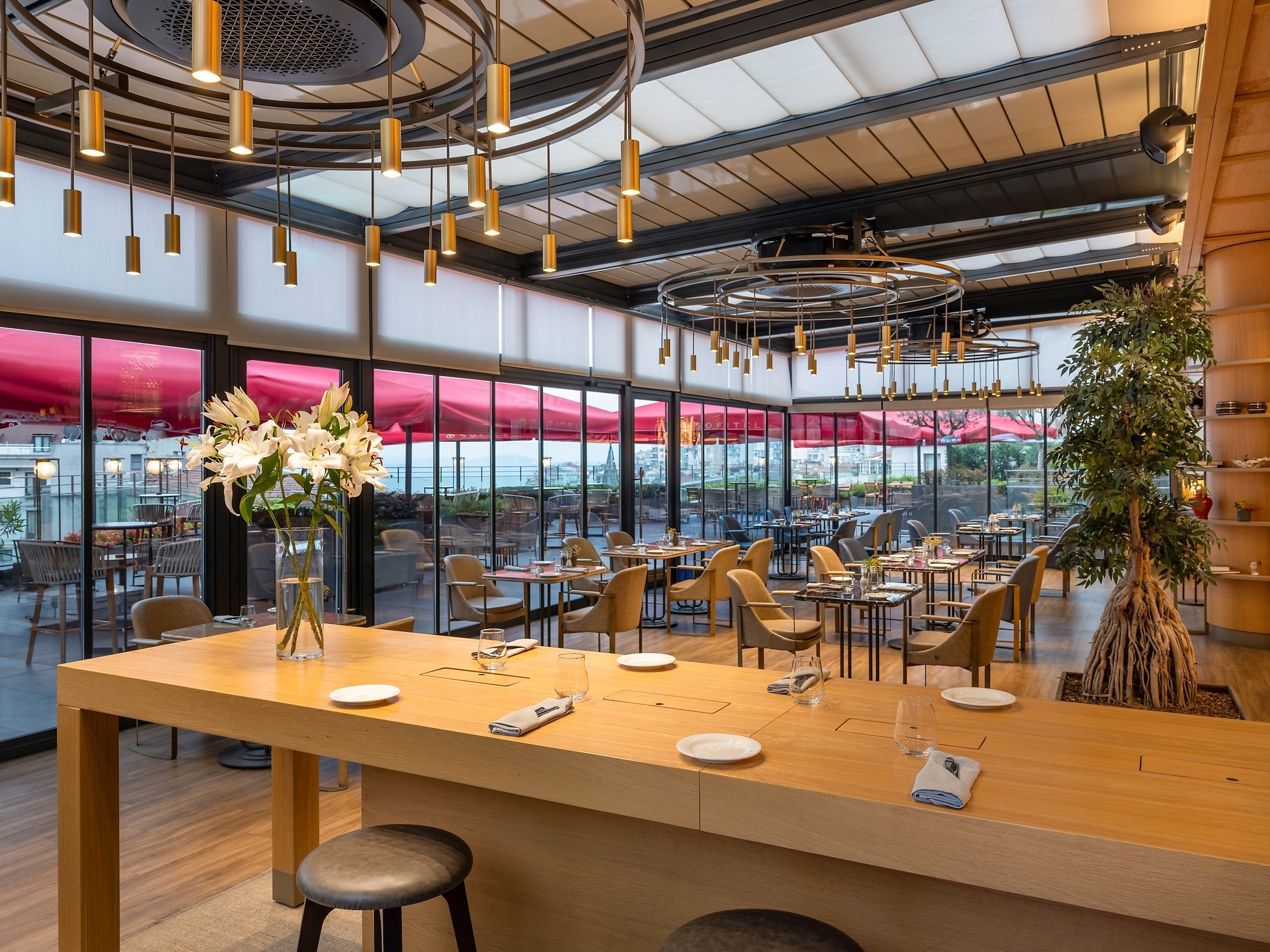 The Oven Brasserie & Terrace restoranının iç mekânı ve atmosferi