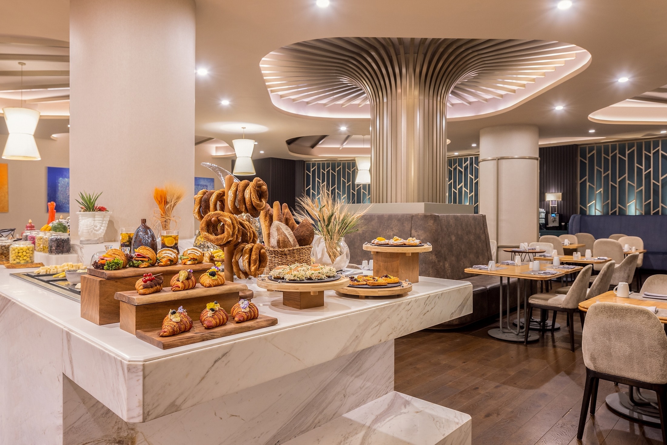 The Oven Brasserie & Terrace restoranının iç mekânı ve atmosferi