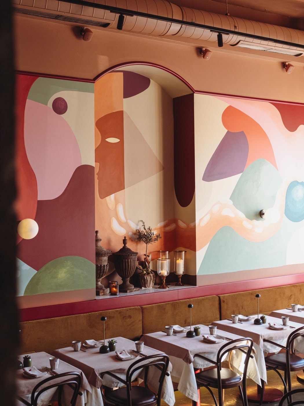 The considered interior and atmosphere at Todos Los Dias
