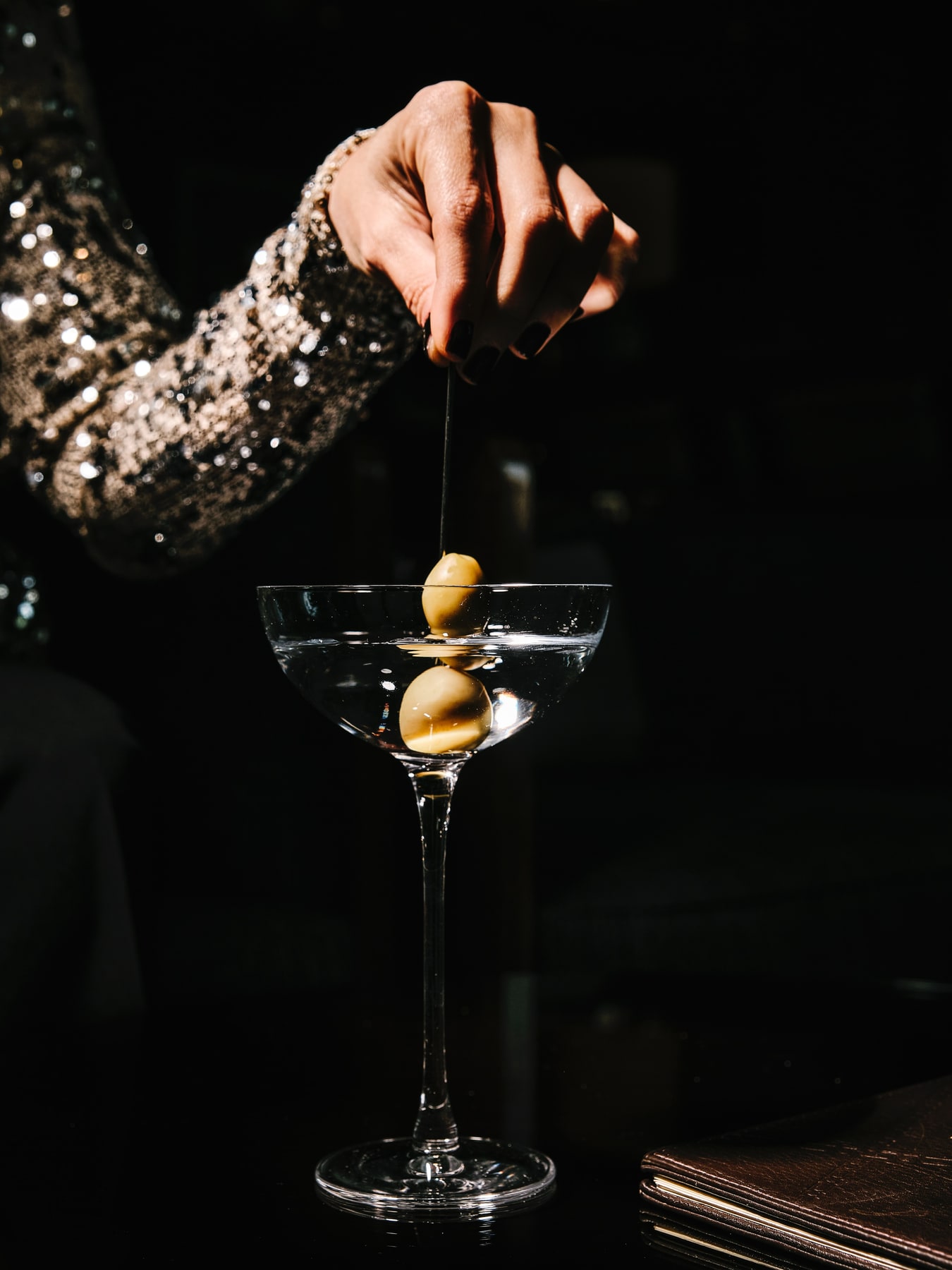 kokteyle garnitür ekleyen bartender at topside bar