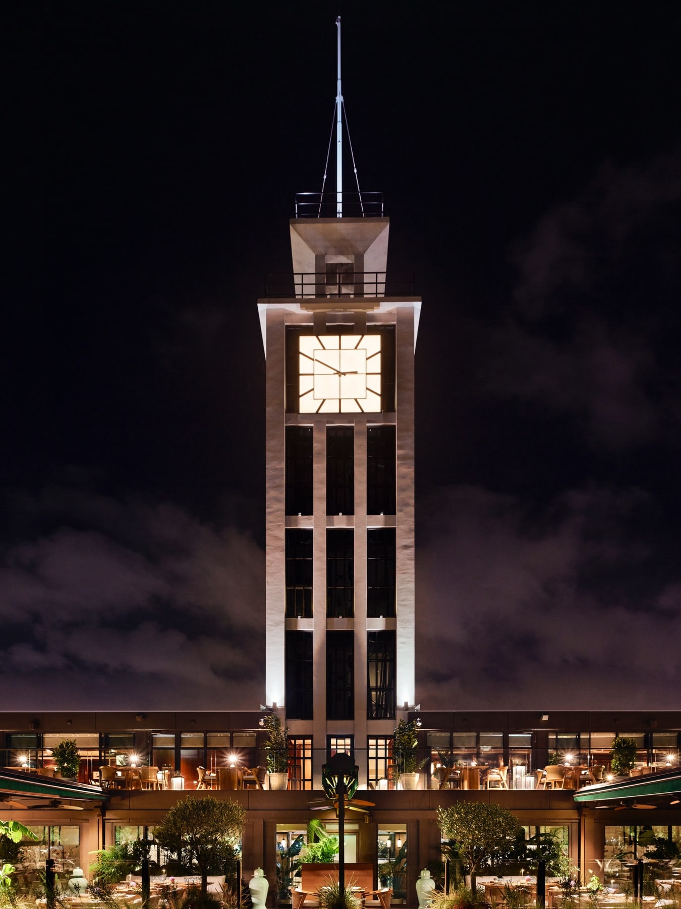 The Peninsula kulesi ve Topside Bar — topside bar