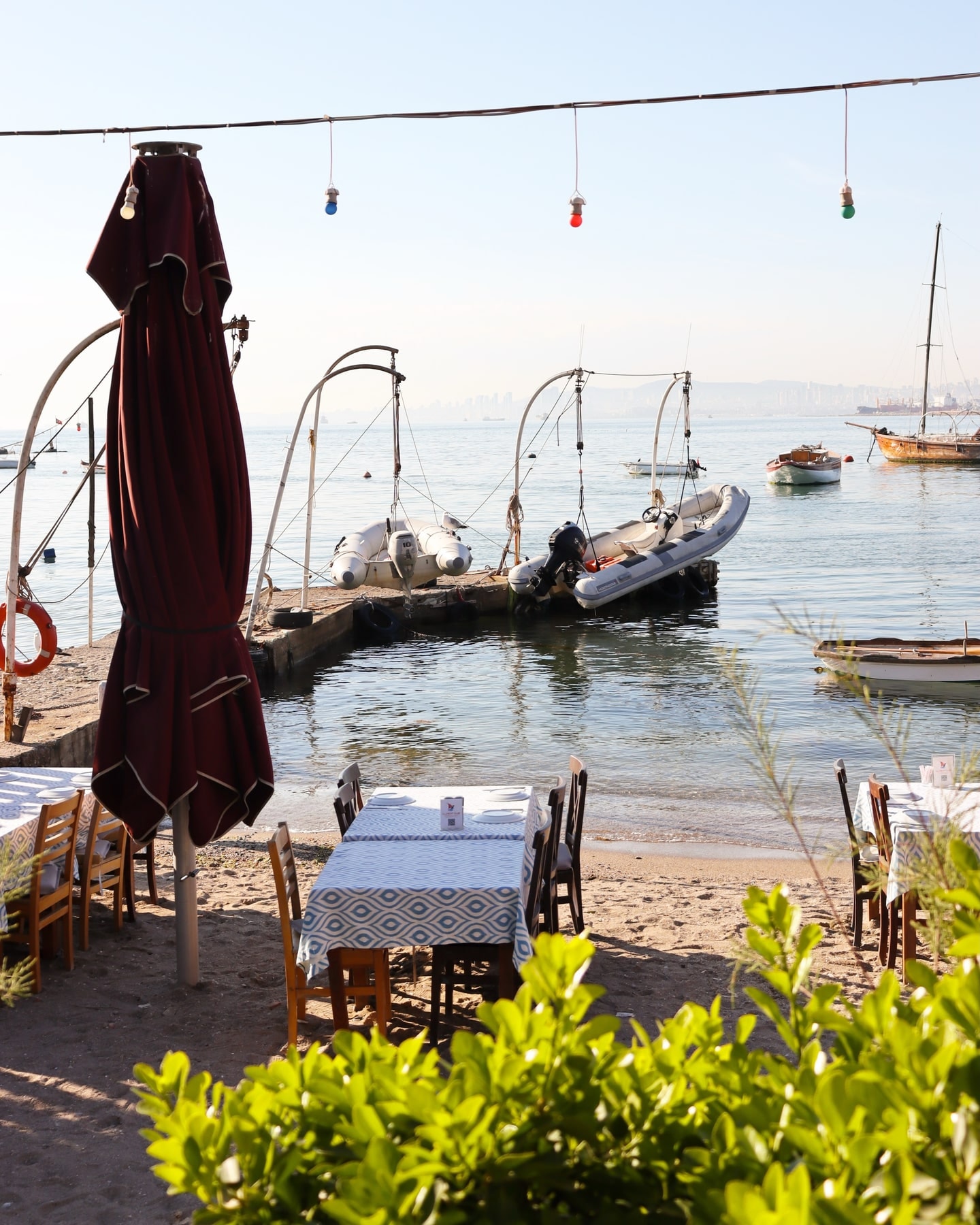 Tuzla Yat Kulübü: the dining area with a view