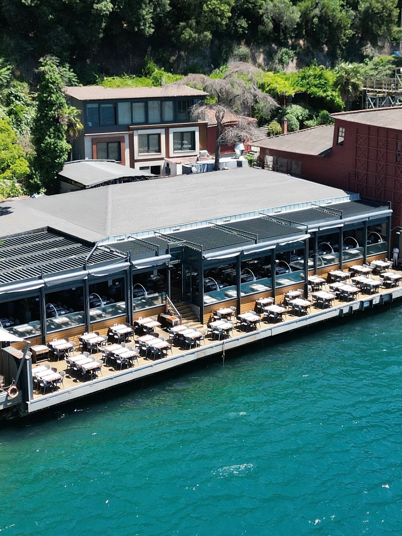 Uskumru Restaurant: yemek salonu ve masa düzeni