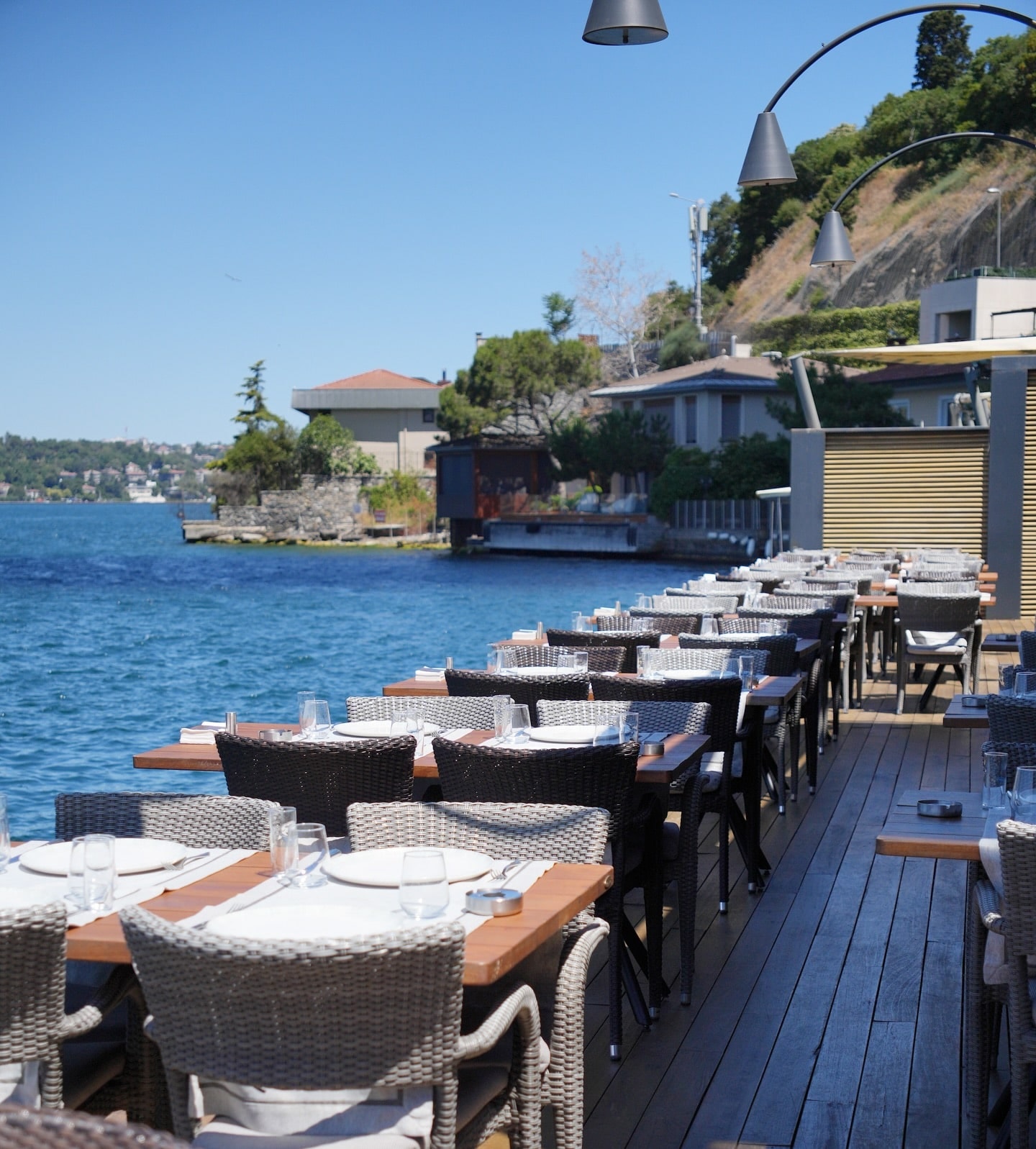 Uskumru Restaurant: hazırlanmış servis masaları