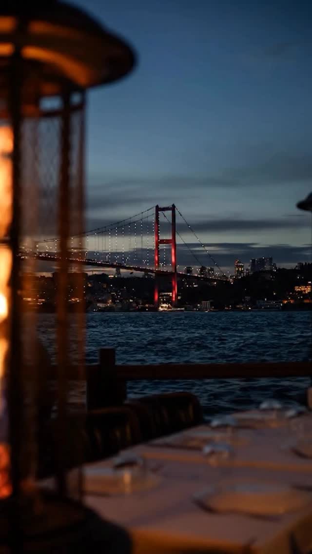 kıyı masasından Boğaz Köprüsü manzarası — Villa Bosphorus