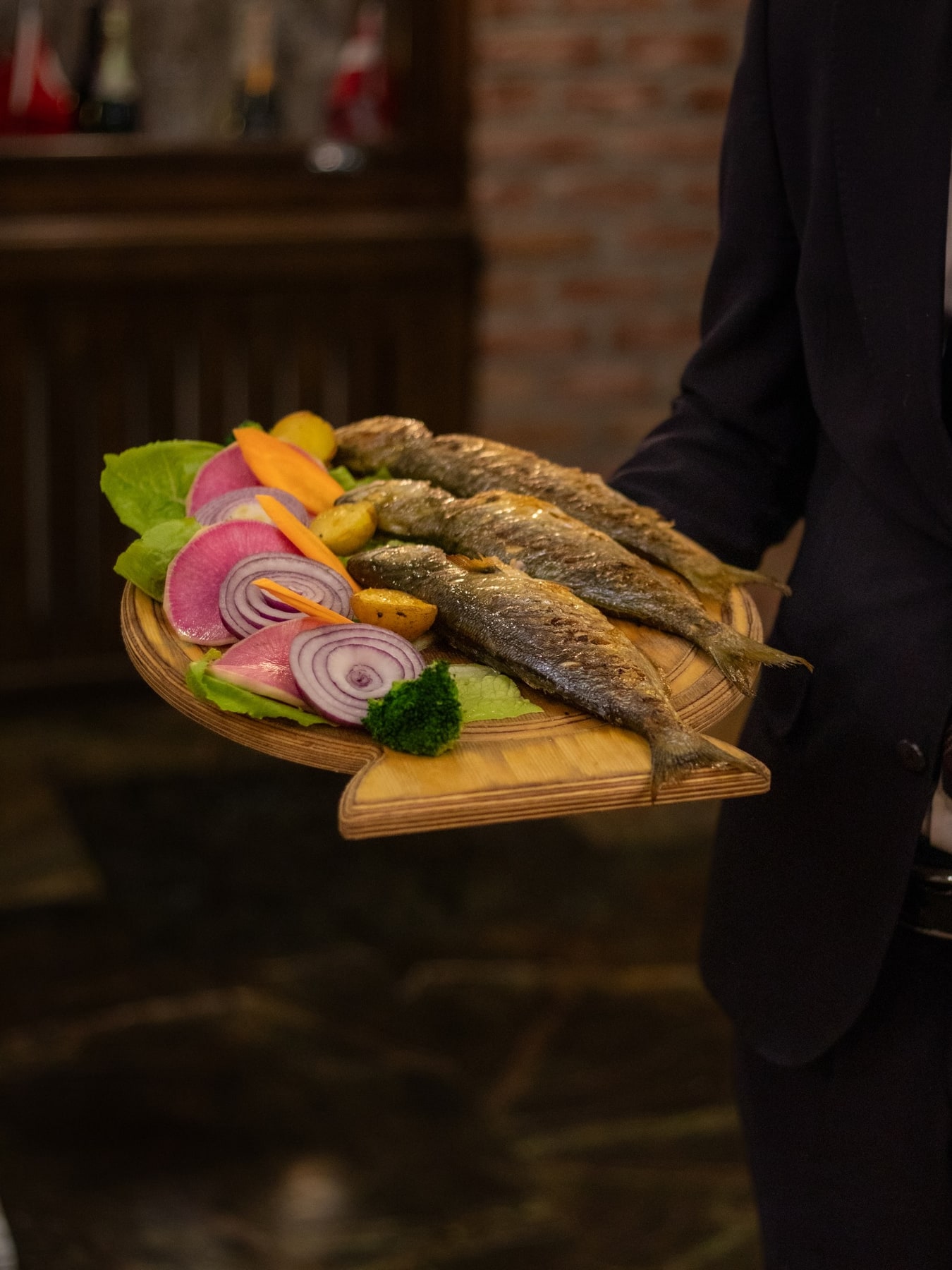 servise hazırlanan taze balıklar — Villa Bosphorus