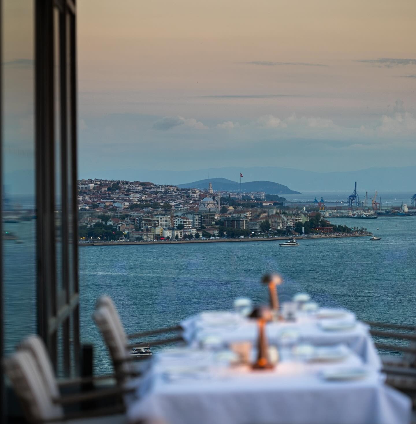 Vogue Restaurant: hazırlanmış servis masaları