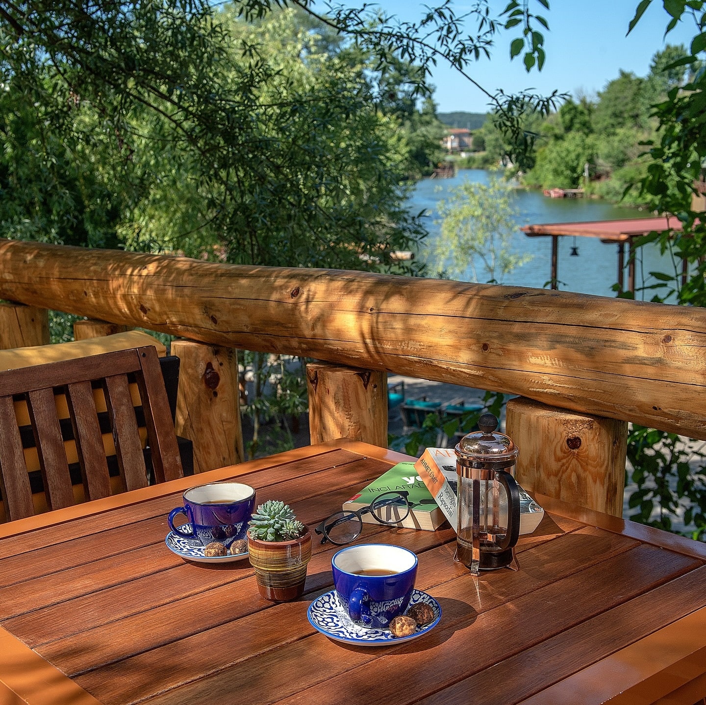 Wineport Lodge Restaurant: the dining room and table setting